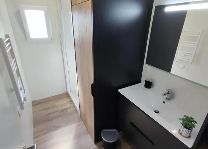 Belle - A 300m De La 